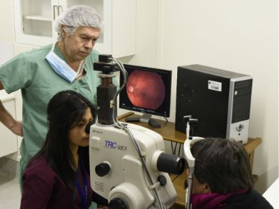 El doctor Rodrigo Donoso en el examen de fondo de ojo junto a la tecnóloga médica Angélica Cárdenas. 