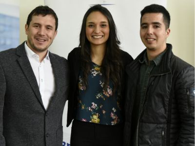 El profesor Carlos Cruz, de Kinesiología, junto a Valentina Cumplido, de Fonoaudiología, y Andrés Rivera, de Terapia Ocupacional. 