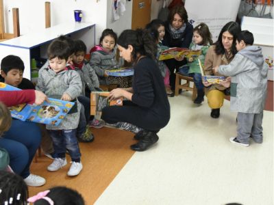 Las profesoras Andrea Helo y Carmen Julia Coloma al momento de hacer entrega de la biblioteca al Jardín Infantil Presidente Balmaceda. 