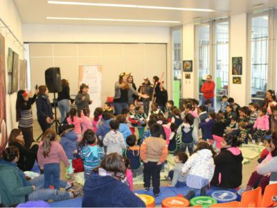 El proyecto incluyó una actividad de cuentacuentos con asistencia de todos los jardines participantes, que se realizó en la Biblioteca Pablo Neruda de la comuna de Independencia. 