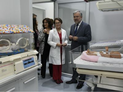 El doctor Manuel Kukuljan y la profesora Cecilia Estrada durante la visita a las nuevas dependencias. 