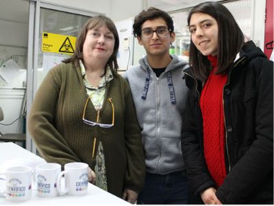 Matías Araya y Melania Zepeda junto a la doctora Vivian Luchsinger