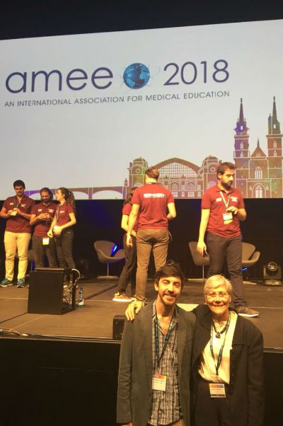 Marcos Rojas junto a Trudie Roberts, presidenta de la AMEE.