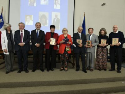 En la ceremonia se hizo a un homenaje a académicos y funcionarios del ICBM que se acogen a retiro.