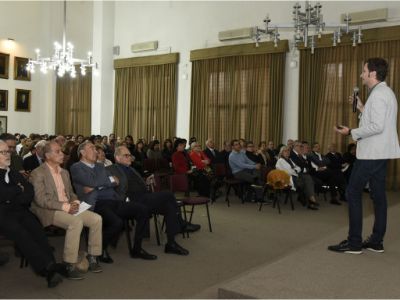 El doctor Claudio Hetz dictó la conferencia "Envejecimiento cerebral: Una mirada desde la biomedicina".