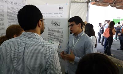 Cristóbal Ávila, estudiante de tercer año medicina, presentando en categoría Póster.