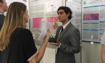 Rodolfo Prieto, estudiante de cuarto año medicina, presentando en categoría Póster.