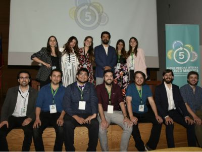 Los organizadores, todos residentes de Medicina Interna, junto al doctor Fabián Miranda, del Hospital Clínico Universidad de Chile (al centro, de pie)