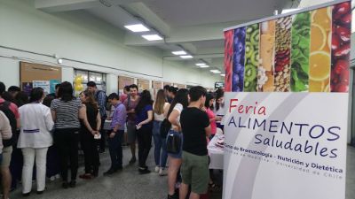 La feria se desarrolló en el hall de la cafetería de la Facultad.