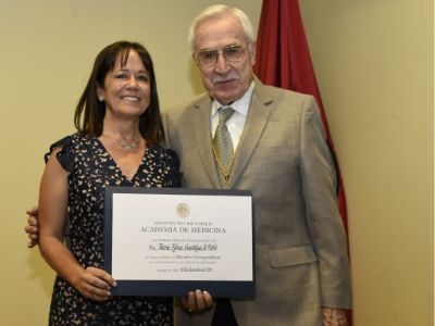 La dra. Santolaya recibió el diploma que la acredita como miembro correspondiente de manos del presidente saliente de la Academia Chilena de Medicina, dr. Humberto Reyes. 