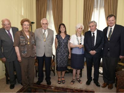 Doctores Rodolfo Armas, presidente de la ACHM; María Eugenia Pinto, Humberto Reyes, María Elena Santolaya, Colomba Norero, Ennio Vivaldi -rector de la U. de Chile- y Andrés Heerlein. 