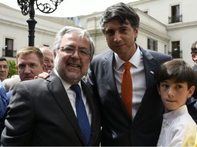 El doctor Manuel Kukuljan, decano de la Facultad de Medicina, saludó al doctor Andrés Couve.