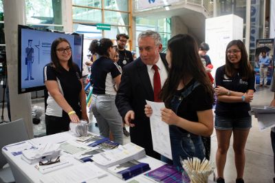 El Rector Ennio Vivaldi recorrió la feria en su primer día de funcionamiento y conversó con profesores, monitores y asistentes.