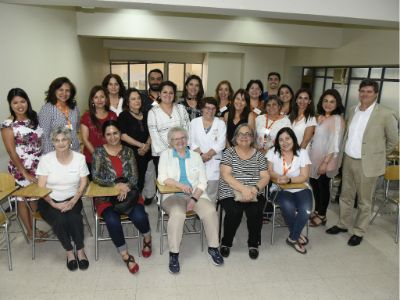 Los participantes de este taller junto a las profesoras Elgueta, Carrasco y Oyarzo. En primera fila, la prof. Marcela Díaz y la dra. Virginia Camacho y las consultoras Sandra Land y Joyce Thompson