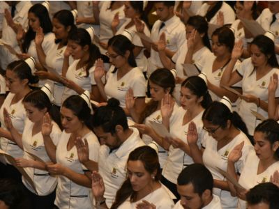 74 son los nuevos profesionales de enfermería que juraron en la ceremonia