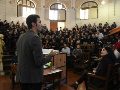 El doctor Claudio Hetz se refirió a la importancia de maravillar a los niños con  la ciencia "a través del asombro y la entretención"