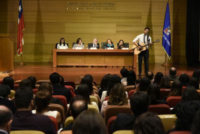 La ceremonia contó con las presentaciones musicales de Gabriel Prado (en la foto) y de Valentina Moya.