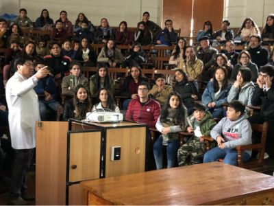 El doctor Julio Cárdenas ofreció charlas acerca de la historia de la anatomía en el país.