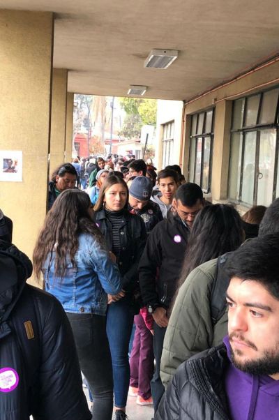 Los visitantes hicieron fila para entrar desde tempranas horas de la jornada