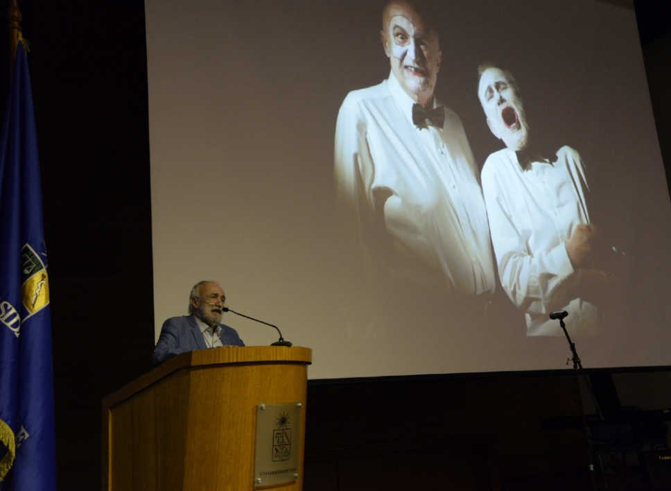 El doctor Marco Antonio de la Parra, psiquiatra y dramaturgo, recordó los orígenes del "Quiebrespejos y otros sueños", obra a punto de cumplir cinco décadas de puesta en escena. 