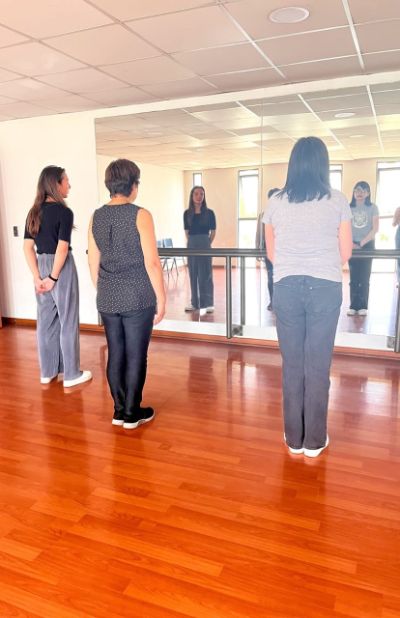 El profesor Lagos junto a dos de las participantes en el taller. 