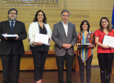 Los docentes Luis Romero, Pía Villanueva, Carmen Julia Coloma y Lilian Toledo recibieron de parte del decano dela Facultad de Medicina, doctor Miguel O'Ryan, reconocimiento a sus años de servicios 