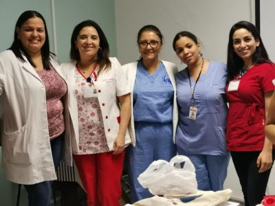 Las profesoras Loreto Pantoja y Maribel Mella (de rojo) durante las actividades en República Dominicana. 