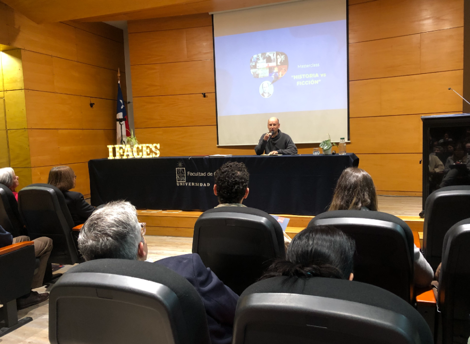 El cineasta Nicolás Acuña, profesor asociado de la Universidad de Chile y realizador de series como “El reemplazante”, “Los mil días de Allende”, “Inés del Alma Mía” y otras, dictó la masterclass “Historia versus ficción”