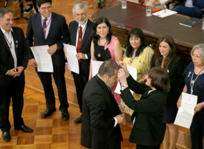 Durante la ceremonia la rectora Rosa Devés, junto al decano de la Facultad de Medicina, doctor Miguel O'Ryan, entregaron la Medalla Profesor Titular a ocho académicos de nuestro plantel