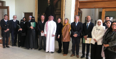 La delegación académica y diplomática de Arabia Saudita junto al decano de la Facultad de Medicina de la Universidad de Chile, doctor Miguel O'Ryan, representantes del equipo directivo y académicos de nuestro plantel. 