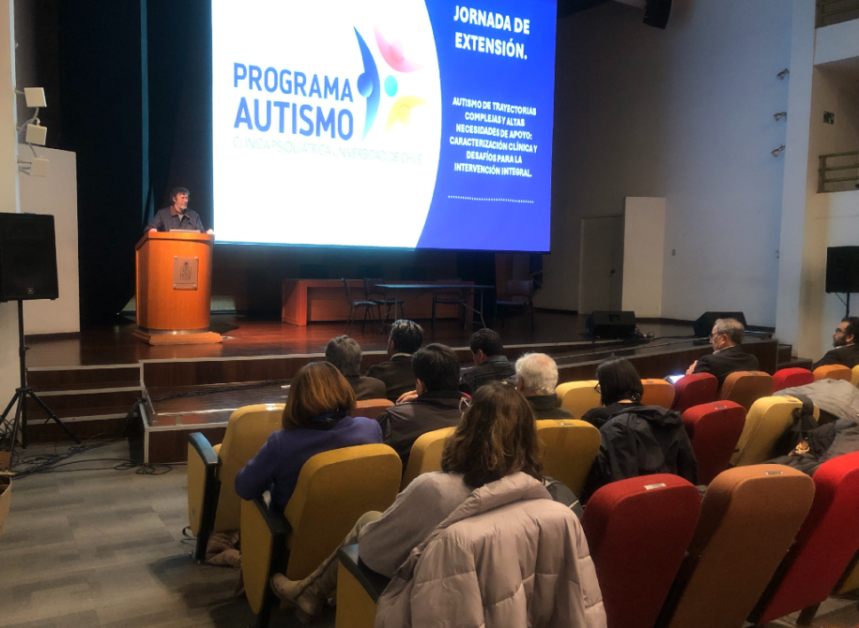 El profesor Pastenes destacó la importancia del estudio del autismo en la infancia, como una condición que determina no sólo el desarrollo de los menores sino también el devenir de sus familias.