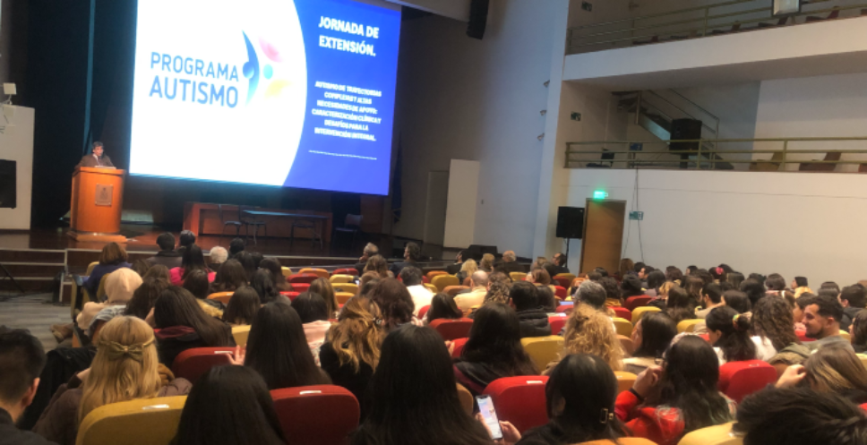 Elñ doctor Ricardo García destacó la alta convocatoria e interés en esta temática, “que recoge la preocupación de nuestra sociedad por personas neurodivergentes, y dentro de ellas, sobre todo, el autismo de trayectorias complejas y el apoyo que requieren estos pacientes y sus familias”.