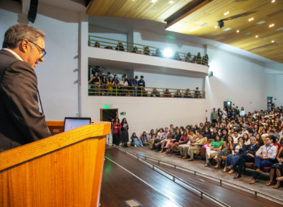 El doctor Miguel O'Ryan dijo a los nuevos estudiantes que "los recibe una facultad compuesta por casi 10.000 personas, caracterizada por su compromiso con nuestra sociedad y su futuro, con la calidad de vuestra educación, para lo cual recibirán instrucción de más de 2.000 docentes que participan en el proceso enseñanza-aprendizaje"