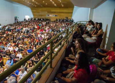 Los estudiantes de la generación 2025 de las ocho carreras que imparte la Facultad de Medicina abarrotaron el Aula Magna del Campus Norte del plantel