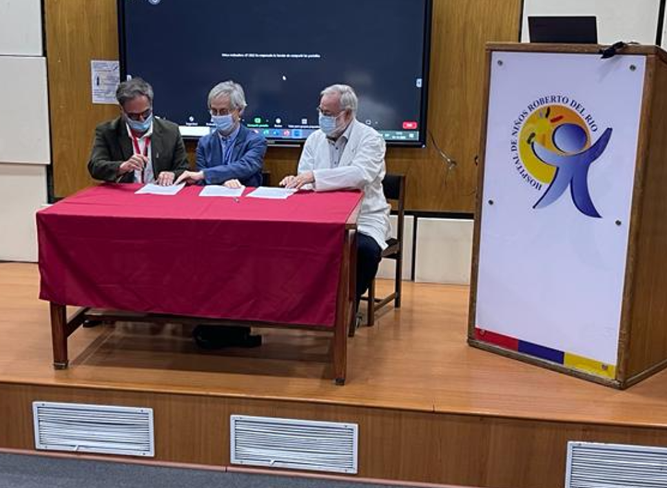El acuerdo fue firmado por el decano de la Facultad de Medicina, doctor Miguel O'Ryan; el director del SSMN, doctor Juan Maas, y el doctor Fernando Martínez, subdirector de Gestión Asistencial del Hospital Roberto del Río, en representación de la doctora Cecilia Villaseca, directora del recinto
