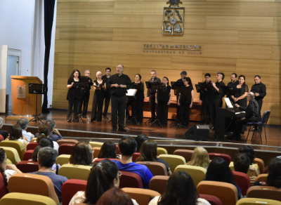 La Camerata Vocal fue dirigida por el maestro Juan Pablo Villarroel, y contó con el acompañamiento al piano de Pablo Morales. 