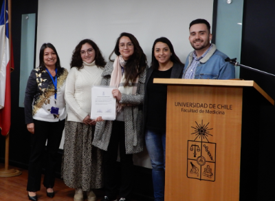 La doctora Andrea Mena, directora clínica de la Facultad de Medicina, hizo entrega de algunos de los reconocimientos. 