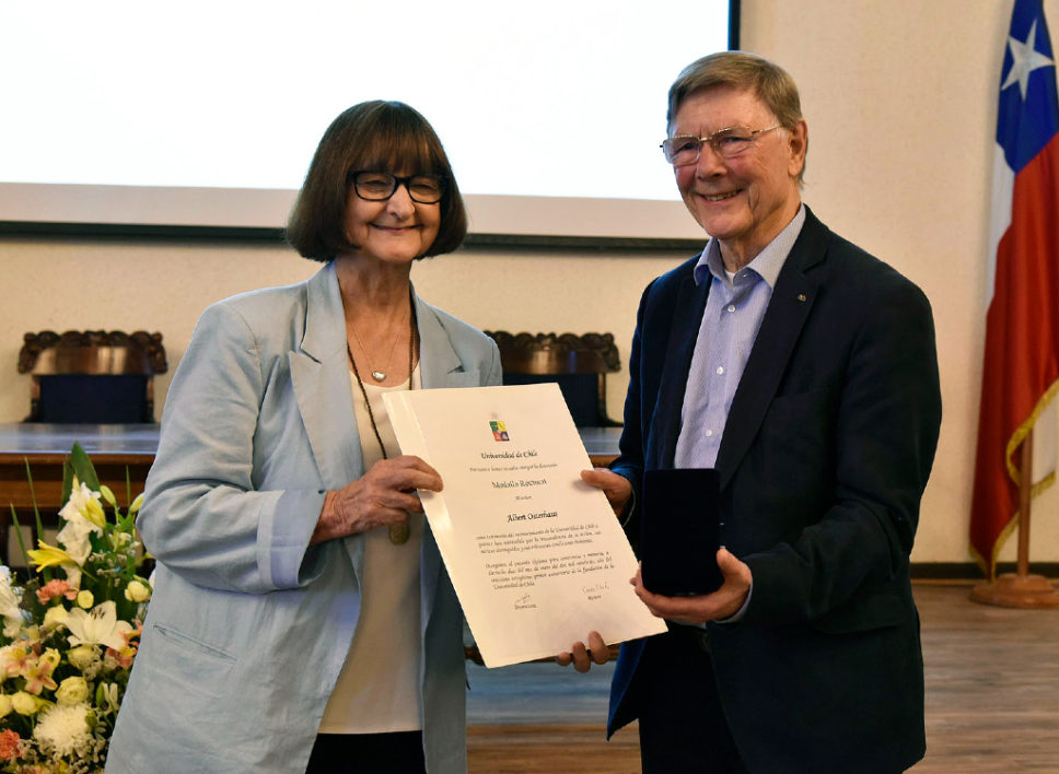 La rectora de la Universidad de Chile, entregó la Medalla Rectoral al doctor Albert Osterhaus en su calidad de visita ilustre. 