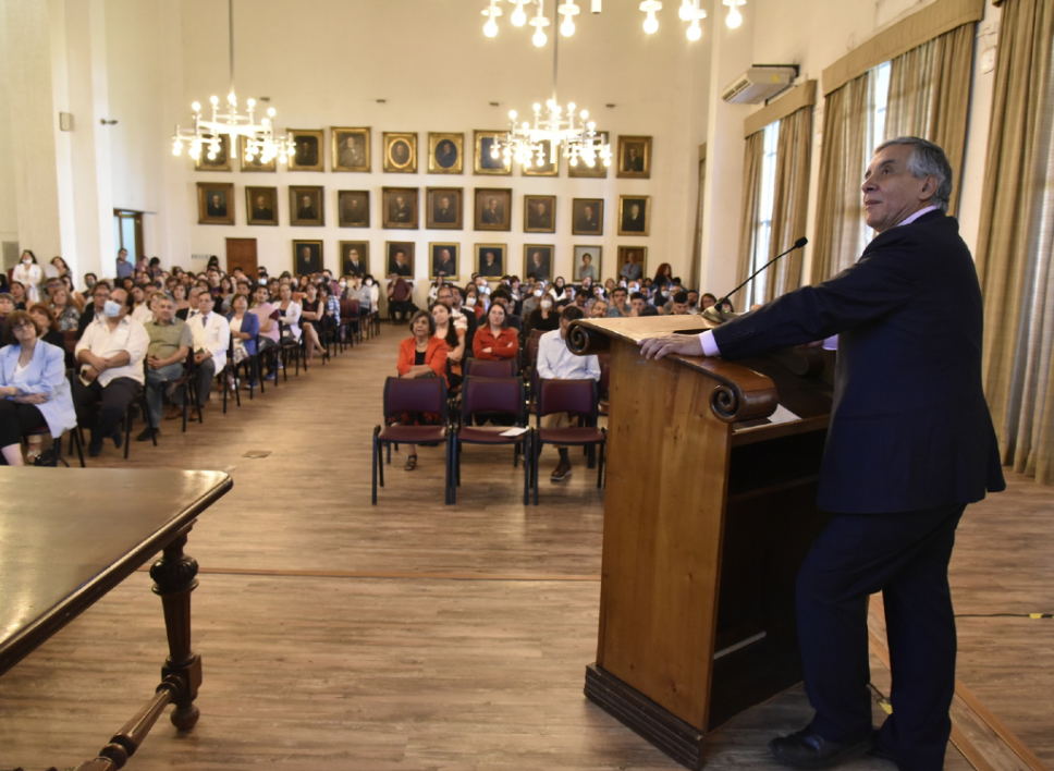 El doctor Sergio Lavandero, Premio Nacional de Ciencias Naturales 2022 y académico del ICBM, quien ahondó en los “Desafíos y oportunidades en la investigación cardiovascular”. 