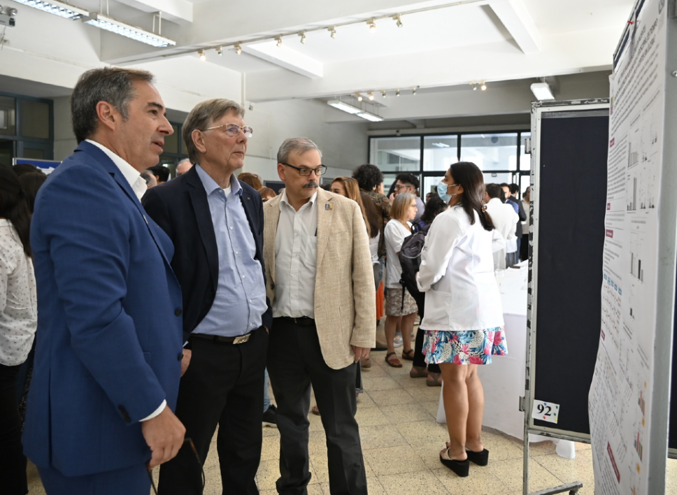 Paralelamente a las conferencias, académicos del ICBM expusieron algunas de sus investigaciones en modalidad poster, la cual pudo ser visitada por los asistentes a esta ceremonia. En la foto, los doctores Miguel O'Ryan, Albert Osterhaus y Juan Diego Maya. 