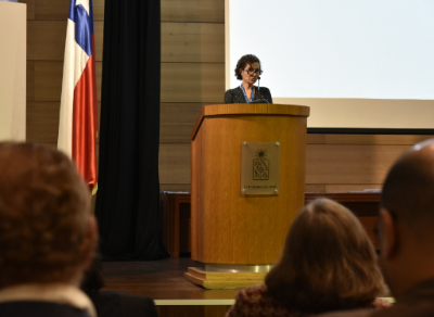 La doctora Aguirre definió a los nuevos doctores y magister como "personas que optan por contribuir a la sociedad a través de la observación crítica de la realidad y el entorno, planteándose frente a estos preguntas, reflexiones, ideas, interpretaciones y soluciones a problemas e interrogantes de manera creativa"