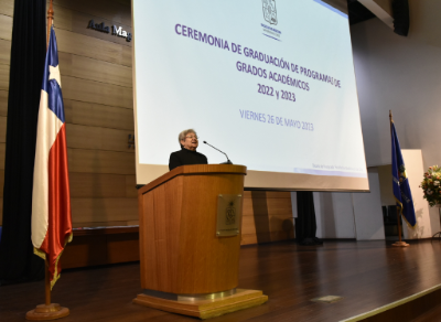 La profesora Laura Gallardo dijo a los egresados que "las herramientas de aprendizaje que obtuvieron a través de su programa de grados académicos, son herramientas con las que pueden cambiar el mundo y nosotros desde la Universidad de Chile esperamos que las utilicen para eso"