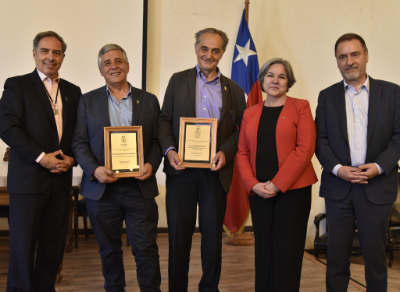 Doctores Miguel O´Ryan, Sergio Lavandero, Ricardo Araya, Irene Morales -decana de la Facultad de Odontología- y Pablo Richter, decano de la Facultad de Ciencias Químicas y Farmacéuticas. 