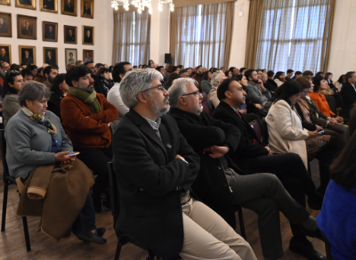 La sesión extraordinaria de Consejo de Facultad estuvo abierta a toda la comunidad institucional; en la foto, el director del Hospital Clínico Universidad de Chile, doctor Eduardo Tobar, y el ex decano de la Facultad de Medicina, doctor Manuel Kukuljan