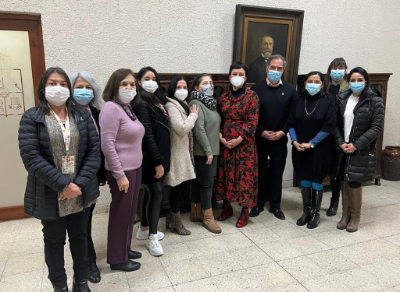 El decano de la Facultad de Medicina, doctor Miguel O'Ryan, junto a representantes de la DIGEN central y local. 