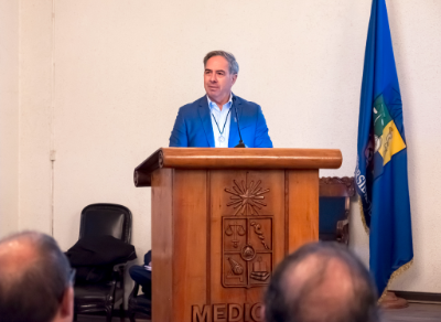 "En un ambiente de creciente número de facultades, considero fundamental el mantener nuestro liderazgo, sustentado en una alta calidad académica reconocida a nivel internacional, en la formación de profesionales de la salud, especialistas e investigadores, así como en la generación de nuevo conocimiento", dijo el doctor O'Ryan