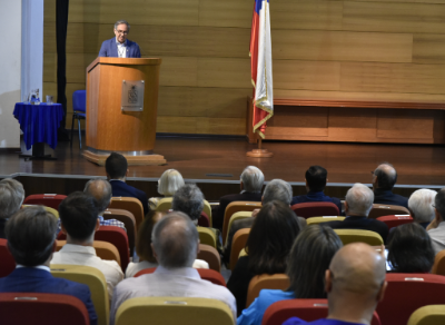 El doctor Miguel O'Ryan invitó a los nuevos profesores eméritos a "continuar siendo parte de la reflexión sobre el presente y futuro de la medicina"