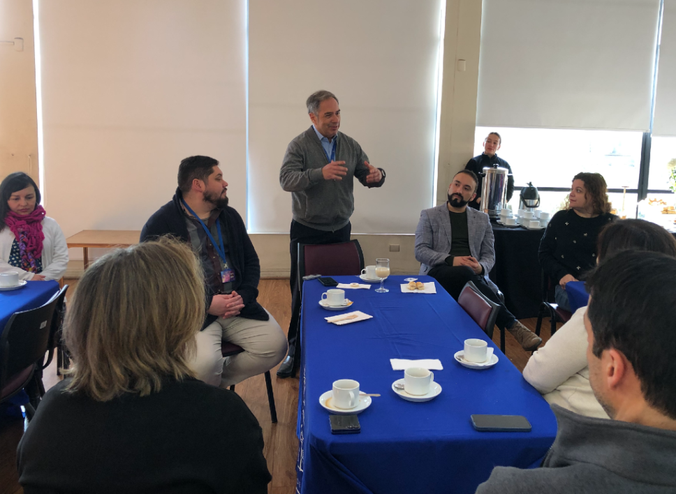 El doctor Miguel O'Ryan dijo a los estudiantes premiados que "la institución está detrás de lograr que ustedes se formen de mejor manera, pues son como la punta del iceberg de lo que es traer la investigación a la formación"