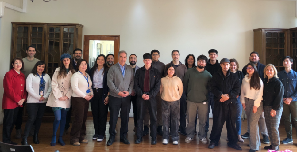 El decano de la Facultad de Medicina, doctor Miguel O'Ryan, junto a integrantes de la Dirección de Investigación e Innovación, los estudiantes premiados y sus tutores. 