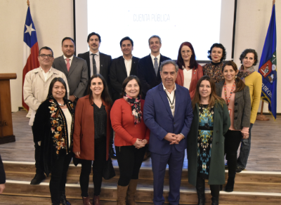 El equipo directivo de la Facultad de Medicina: Miguel Vélez, dir. de Comunicaciones; Eduardo Díaz, dir. Jurídico; dr. Leandro Carreño, dir. de Investigación; Cristián Nabalón, dir. DEGI; dr. Juan Pablo Torres, vicedecano; dra. Ulrike Kemmerling, dir. académica; prof. Denisse Quijada, dir. Digen; dra. Mercedes Aguirre, dir. Escuela Posgrado; dra. Andrea Mena, dir. clínica; dra. Lorena Tapia, dir. Extensión; prof. Marcela Díaz, dir. Pregrado; dr. Migjelm O'Ryan, decano; prof Soledad Reyes, secretaria de estudios y prof. Sandra Oyarzo, dir. Asuntos Estudiantiles